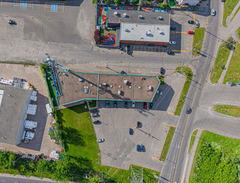More Photos Of 5305 Notre-Dame, Laval Office Residential For Sale