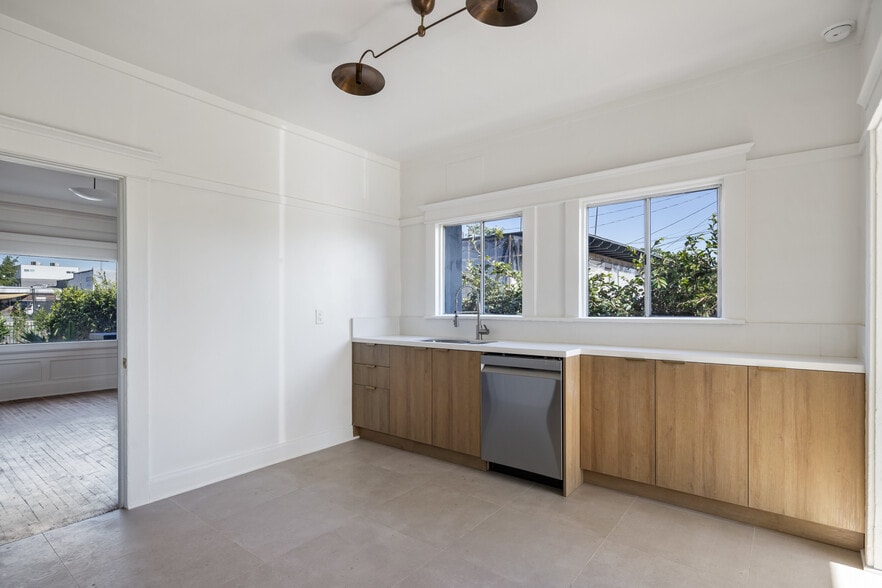 More Photos Of 4572 W Washington Blvd, Los Angeles Office For Sale