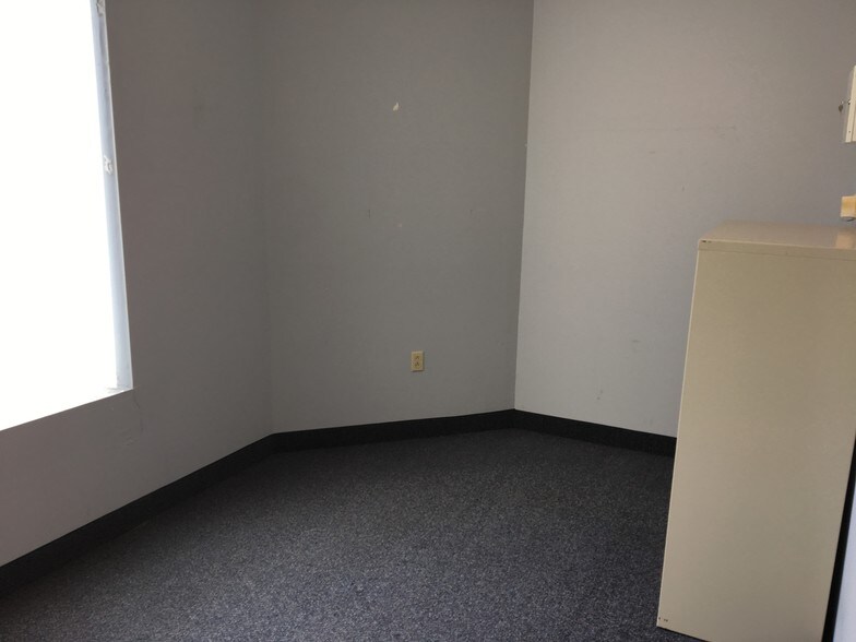 More Photos Of 495 Aero Dr, Cheektowaga Light Distribution For Lease