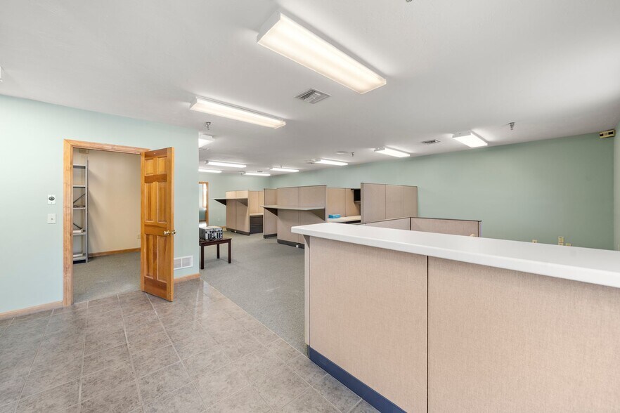 More Photos Of 4-6 Barlows Landing Rd, Pocasset Storefront Retail Office For Sale