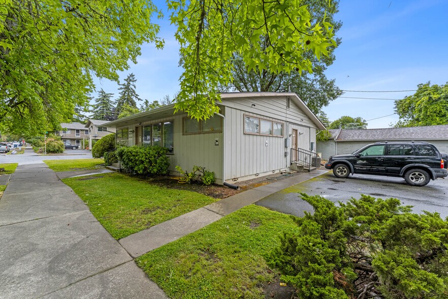 More Photos Of 515 NE 8th St, Grants Pass Office For Sale