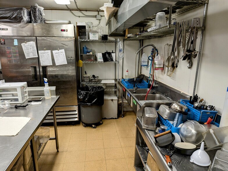 More Photos Of 406 Cherry Ave, Rochelle Sports And Entertainment For Sale