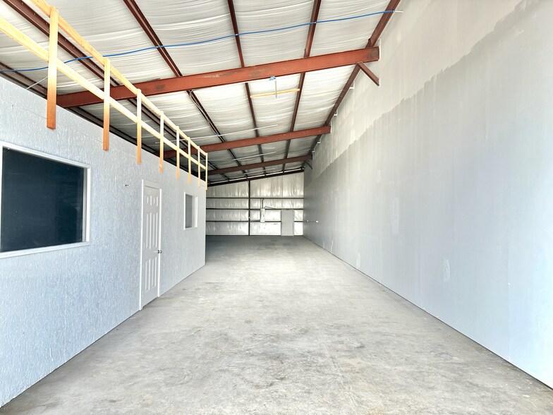 More Photos Of 490 County Road 117, Round Rock Light Manufacturing For Lease