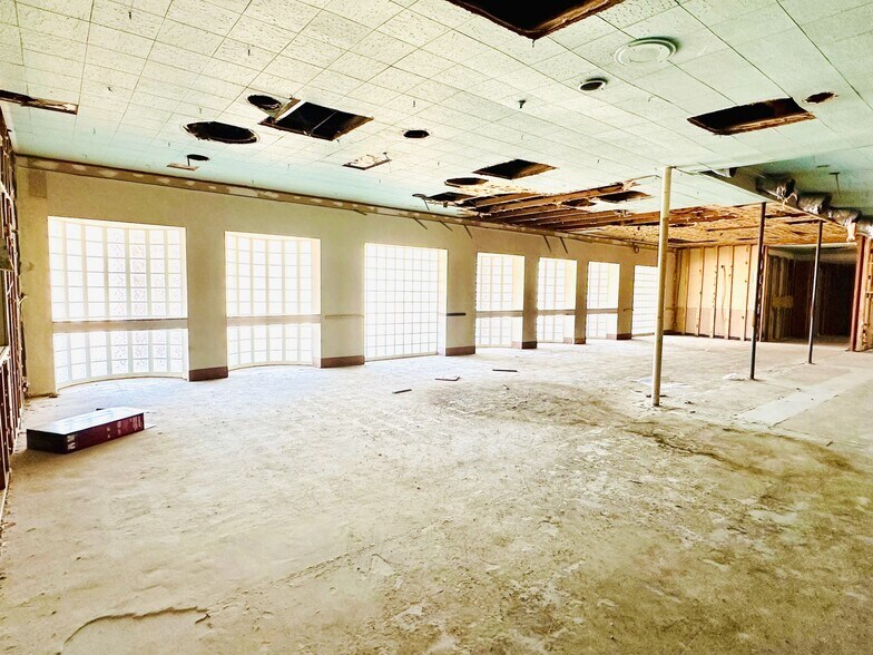 More Photos Of 1801 9th St, Wichita Falls General Retail For Sale