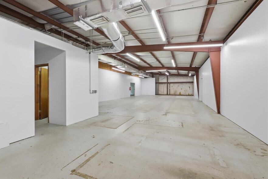 More Photos Of 623 Pleasant St, Lake Helen Flex For Lease