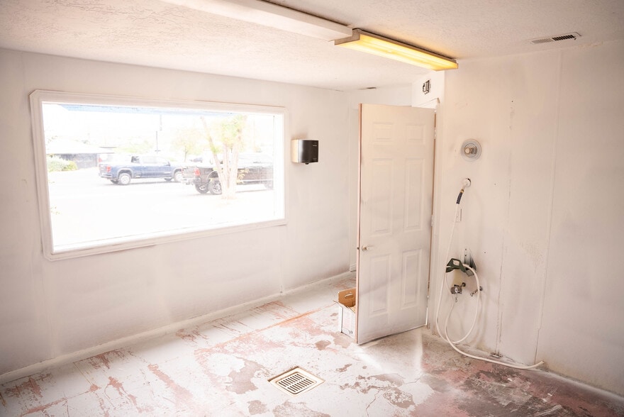 More Photos Of 1545 W State St, Hurricane Veterinarian Kennel For Lease