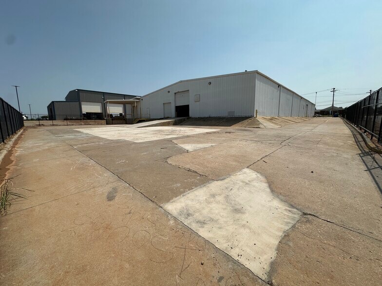 More Photos Of 401 SE 59th St, Oklahoma City Distribution For Lease