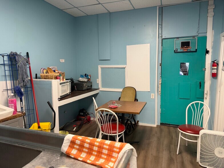 More Photos Of 130 Central Ave, Kincaid General Retail For Sale