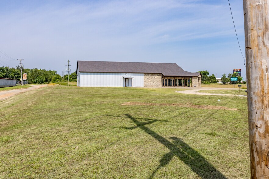 More Photos Of 1910 E Jackson St, Hugo Freestanding For Sale