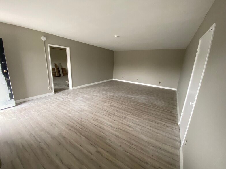 More Photos Of 15904 Strathern St, Van Nuys Office For Lease