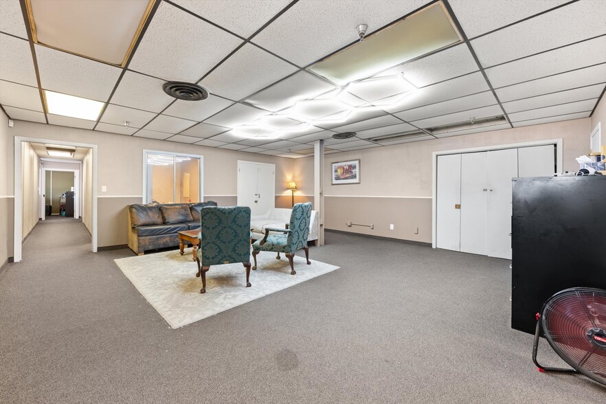 More Photos Of 1515 E Main St, Yukon Freestanding For Sale