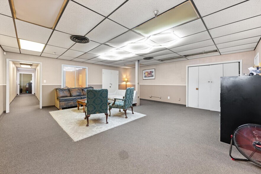 More Photos Of 1515 E Main St, Yukon Industrial For Sale