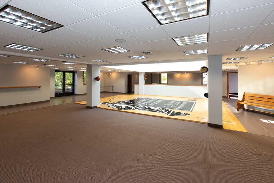 More Photos Of 2040 N Ferry St, Anoka Office For Sale