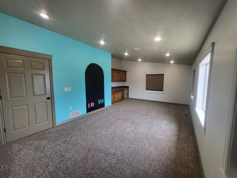 More Photos Of 3938 E 240 North, Rigby Warehouse For Lease