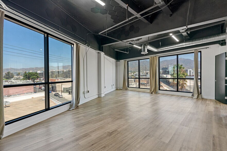More Photos Of 135 W Magnolia Blvd, Burbank Loft Creative Space For Lease