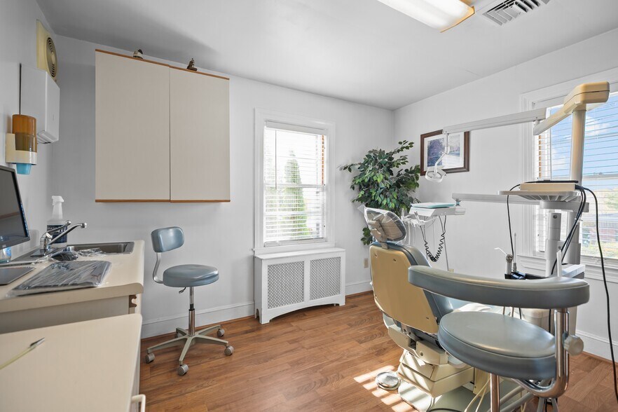 More Photos Of 74 Valley Rd, Middletown Office For Sale