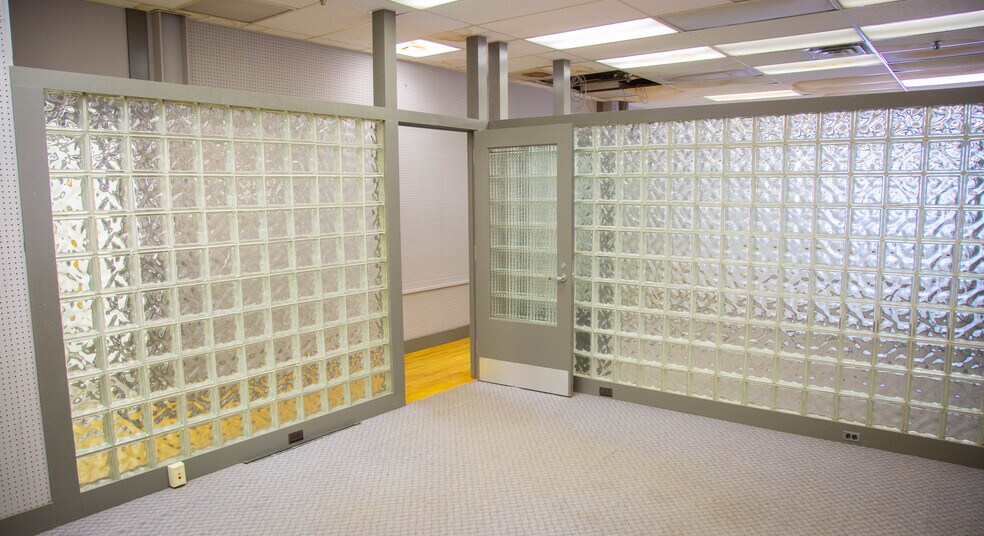 More Photos Of 700 Hepburn St, Milton Showroom For Lease
