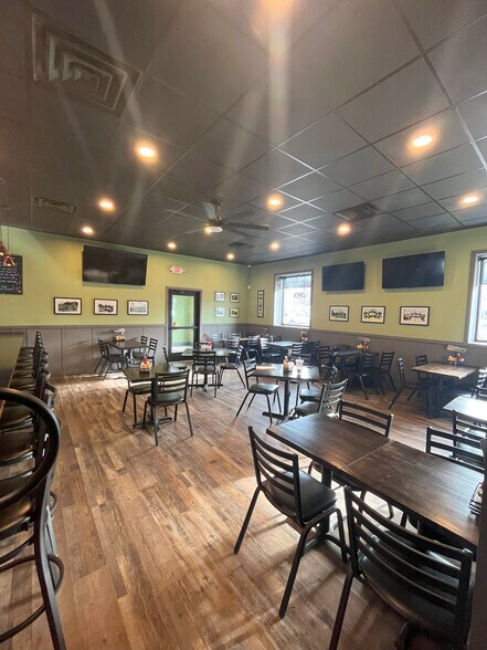 More Photos Of 1569 Forest Ave, Portland Restaurant For Sale