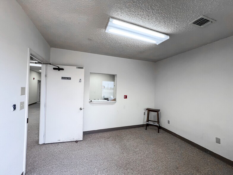 More Photos Of 712 W Holland Ave, Alpine Office For Sale