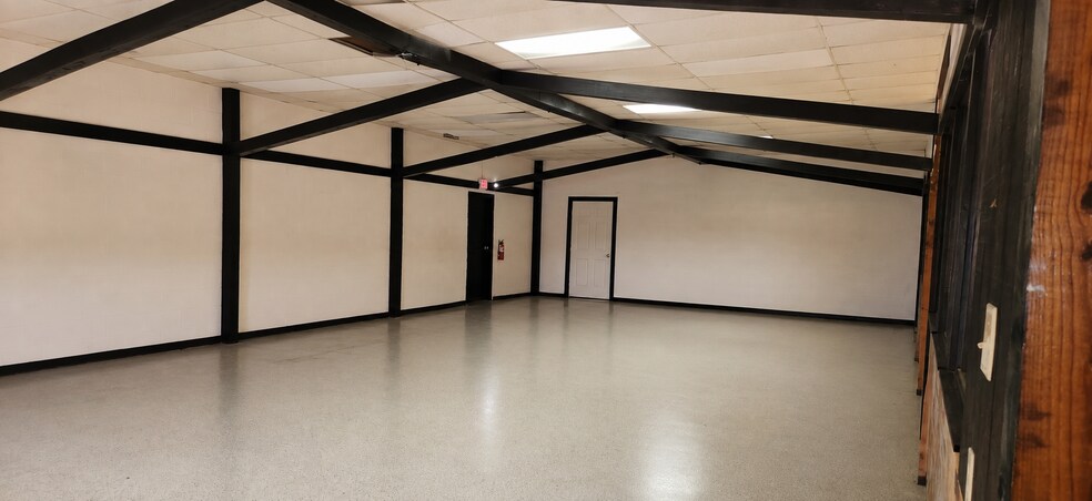 More Photos Of 302 W Colonial Trail Hwy, Blackstone Freestanding For Lease
