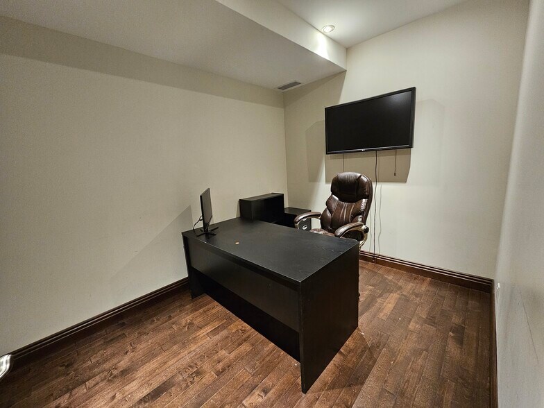 More Photos Of 2305-2329 Rue Guénette, Saint-Laurent Distribution For Sale
