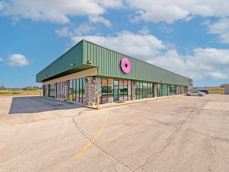 More Photos Of 1085 Eagle Lake Dr, Lawrenceburg Storefront Retail Office For Lease