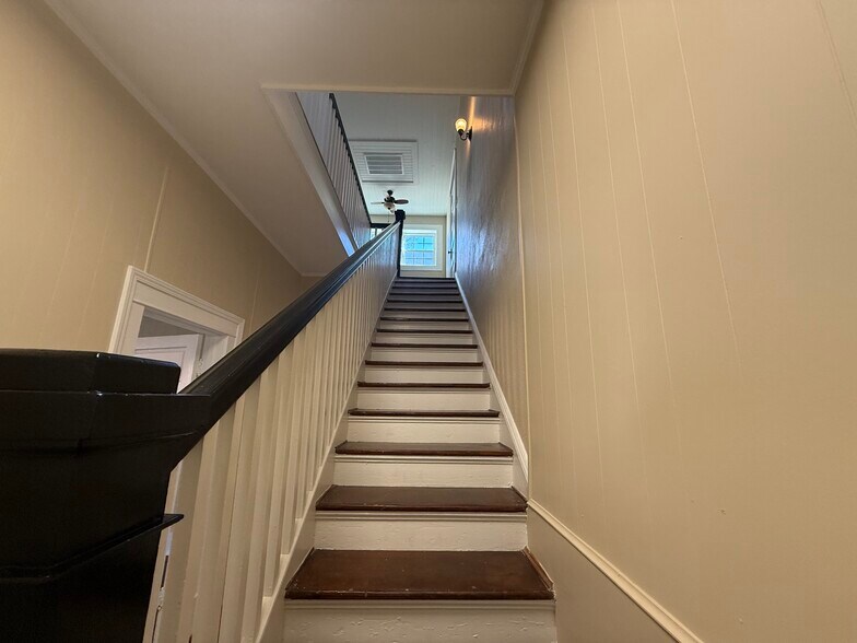 More Photos Of 402 College St, Clinton Office For Sale