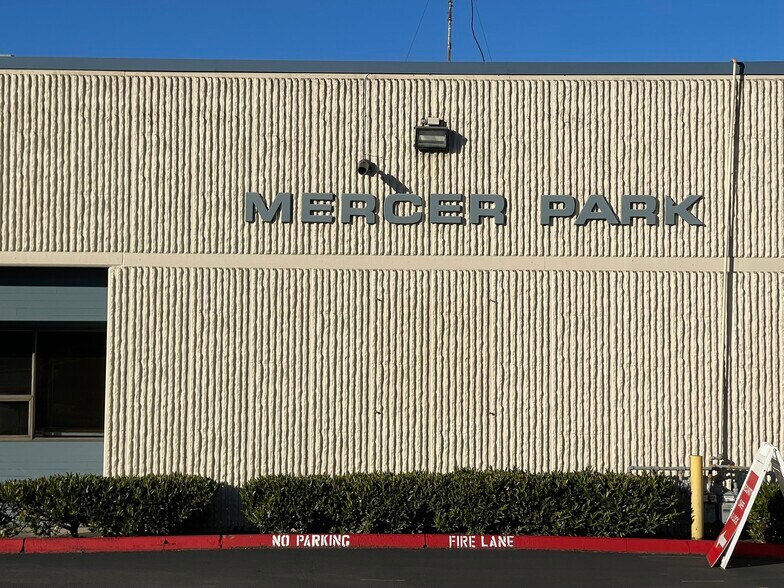 More Photos Of 13222-13228 SE 30th St, Bellevue Showroom For Lease