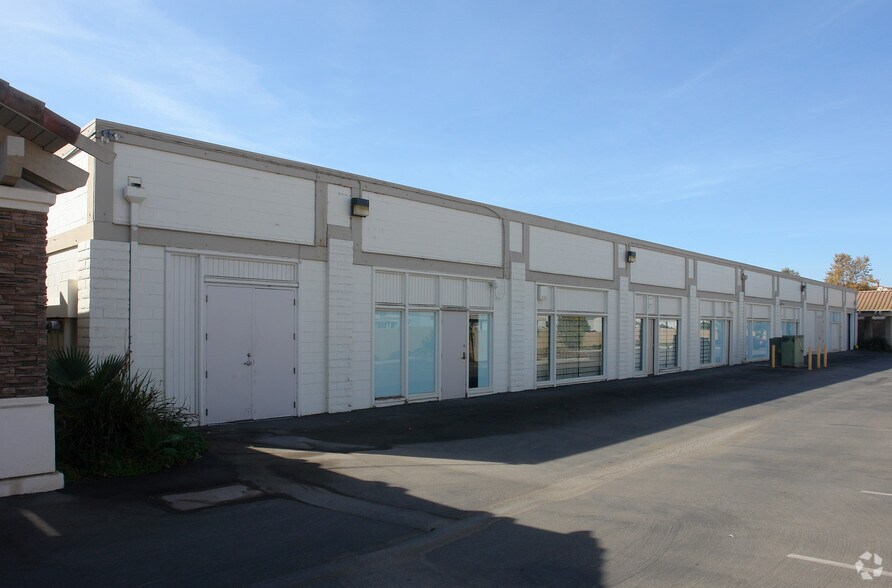 More Photos Of 1365-1371 Del Norte Rd, Camarillo Showroom For Sale