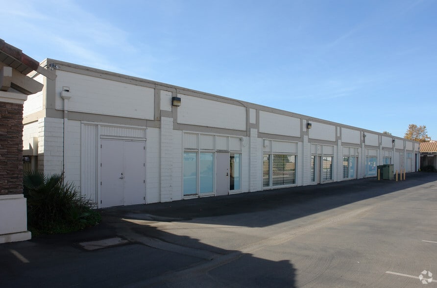 More Photos Of 1365-1371 Del Norte Rd, Camarillo Showroom For Lease