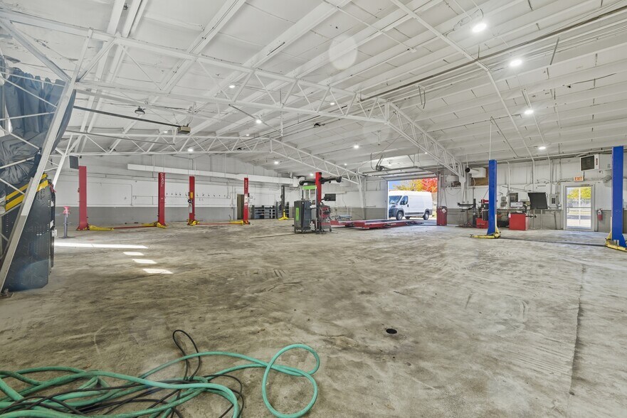 More Photos Of 801 W Grant Hwy, Marengo Showroom For Lease