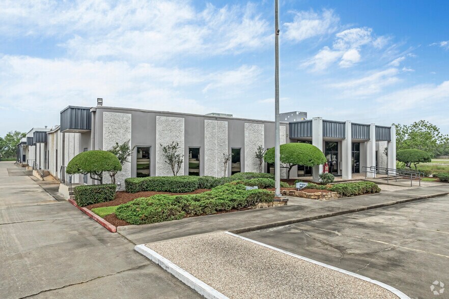 More Photos Of 720 S Main St, Clute Light Manufacturing For Sale