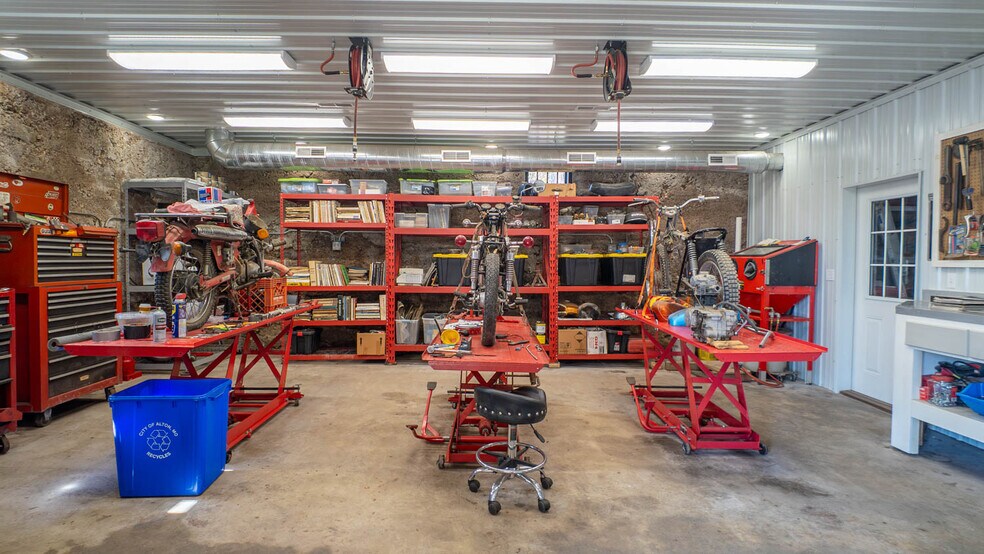 More Photos Of 105 E Couch St, Alton General Retail For Sale