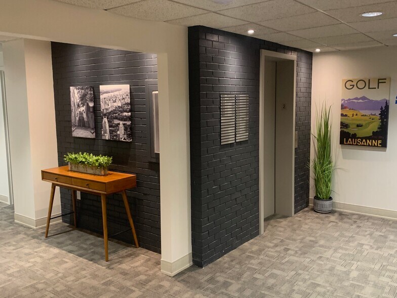 More Photos Of 555 S Perryville Rd, Rockford Office For Lease