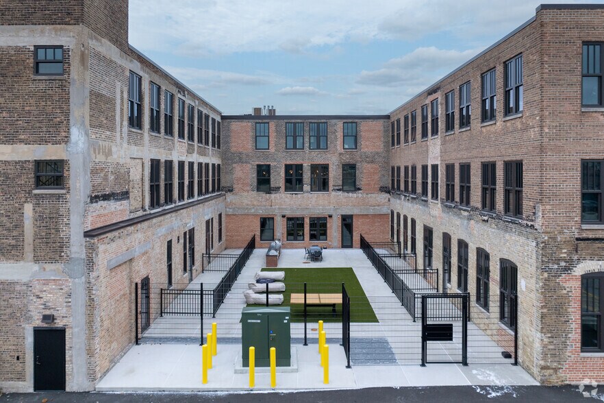 More Photos Of 2032 N Clybourn Ave, Chicago Apartments For Lease