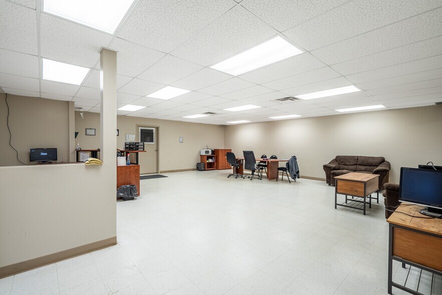 More Photos Of 4702 40 Av, Lloydminster Industrial For Lease