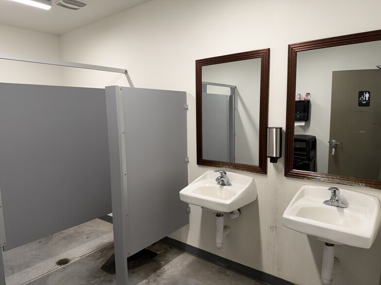 More Photos Of 2801 W O St, Lincoln Warehouse For Sale