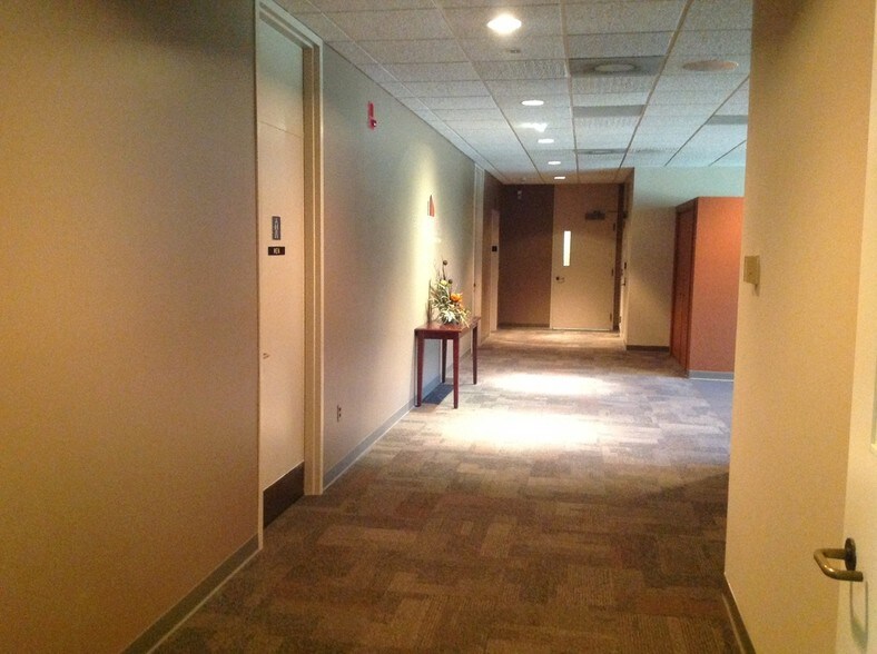 More Photos Of 527 Colman Center Dr, Rockford Office For Lease