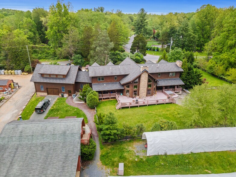 More Photos Of 11501 Popes Head Rd, Fairfax Garden Center For Sale