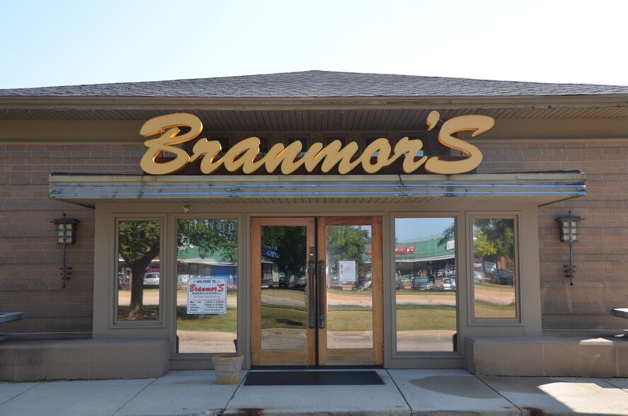 More Photos Of 300 Veterans Pky, Bolingbrook Restaurant For Sale