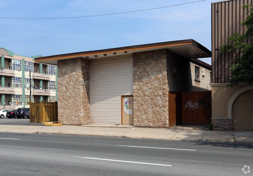 More Photos Of 737 King St E, Hamilton Hotel For Sale