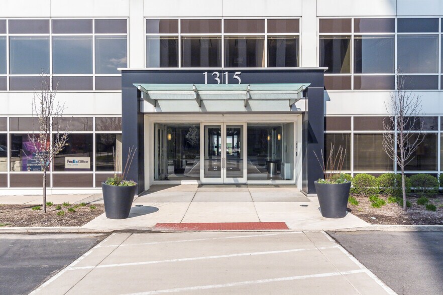 More Photos Of 1315 W 22nd St, Oak Brook Office For Lease