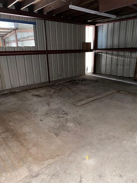 More Photos Of 1310 N ML King Jr Pky, Beaumont Light Manufacturing For Sale