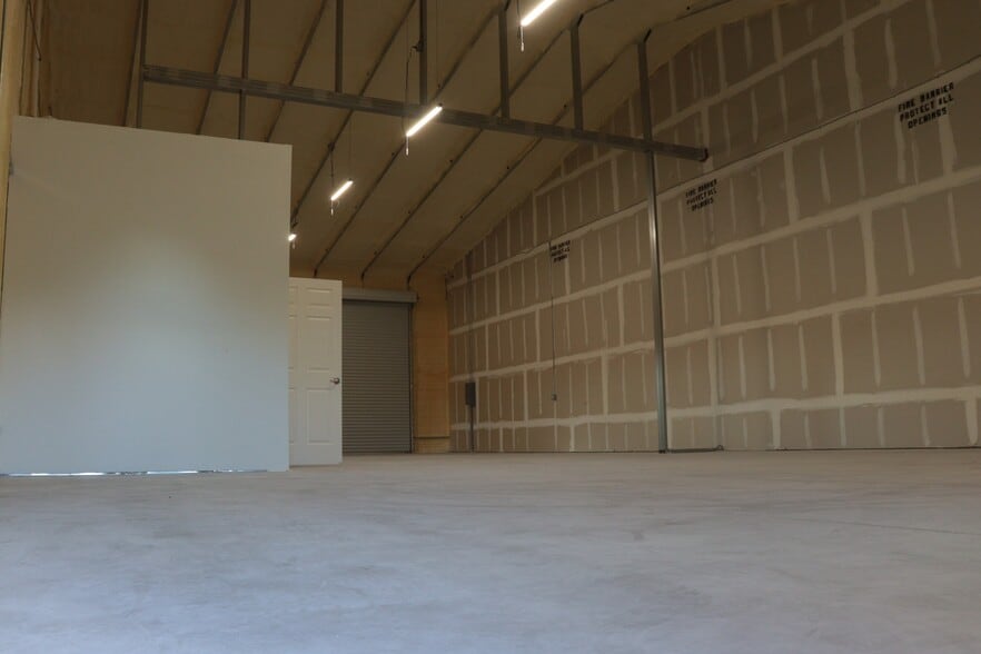 More Photos Of 2073 & 2079 Calumet St, Clearwater Flex For Lease