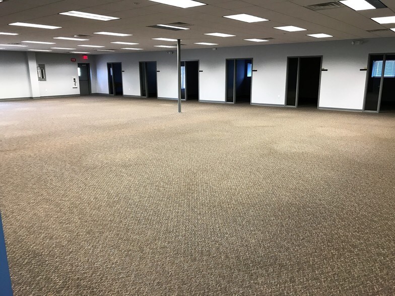 More Photos Of 7330 W 33rd St, Wichita Flex For Lease