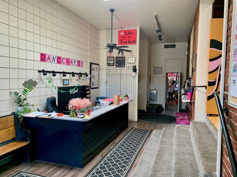 More Photos Of 242 E Oak Ave, Visalia Freestanding For Sale