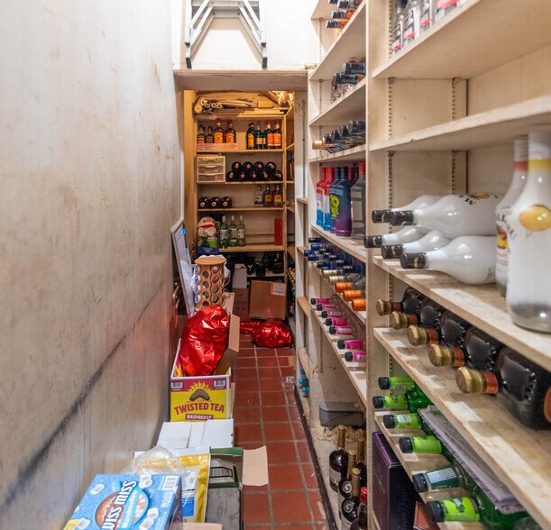 More Photos Of 2816 Old North Point Rd, Baltimore Bar For Sale