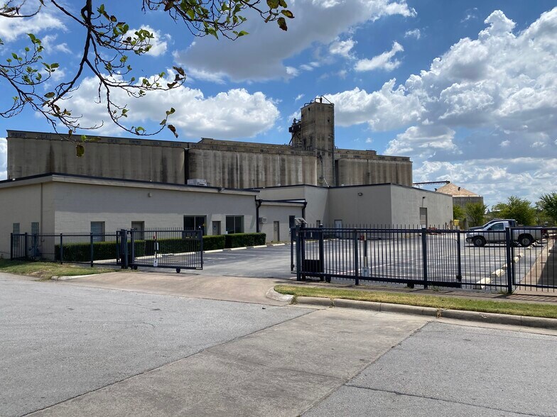More Photos Of 2001 Saint Louis Ave, Fort Worth Warehouse For Lease