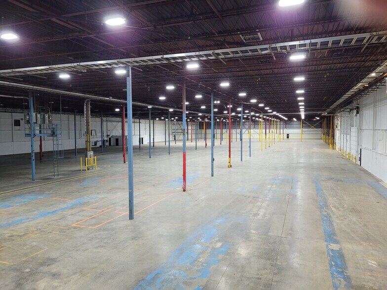 More Photos Of 125 Irwin St, Chatham Warehouse For Lease