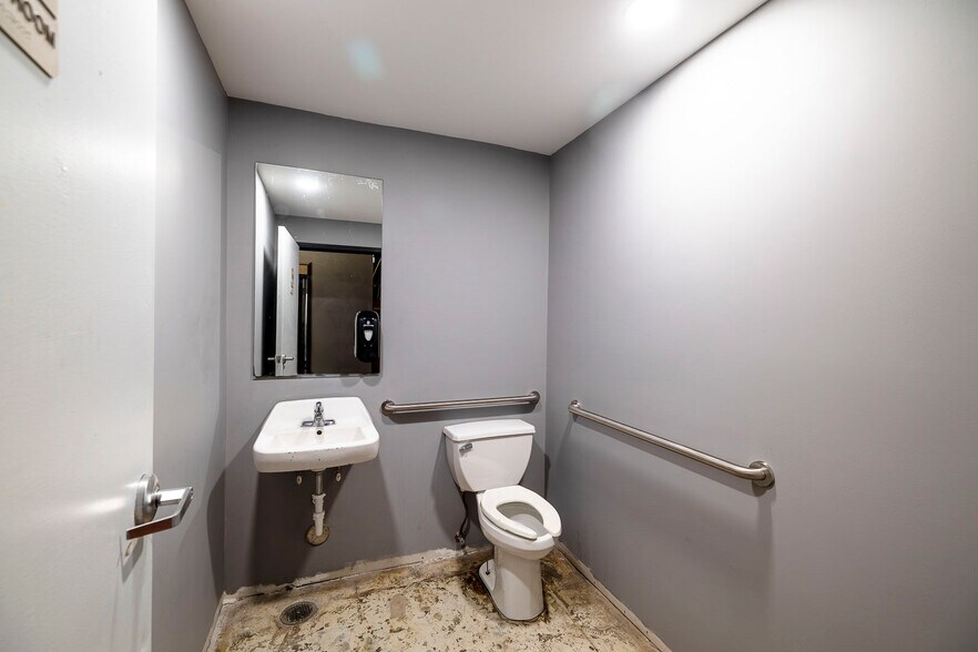 More Photos Of 117 N Mosley St, Wichita Bar For Sale